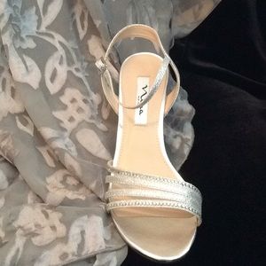Nina silver low heel strapped sandals 8.5 NWOT